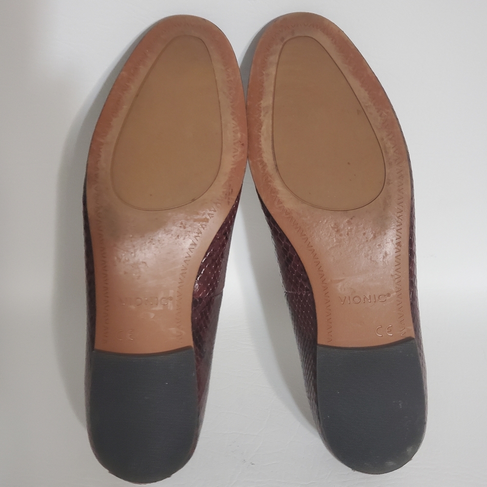 Vionic Burgundy Snake Print Loafers Women's Size 7.5 - Picture 6 of 7